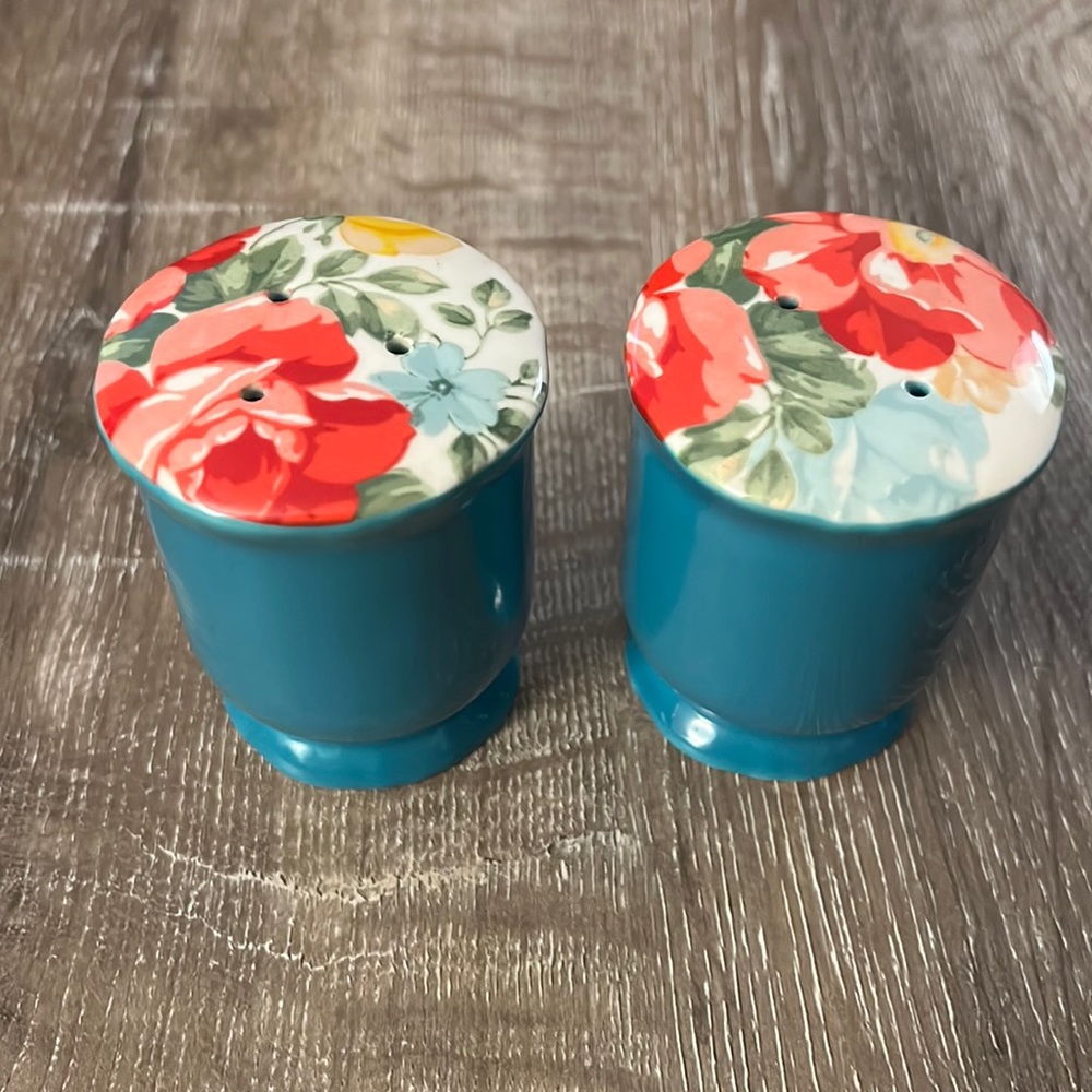 Pioneer Woman salt and pepper shakers